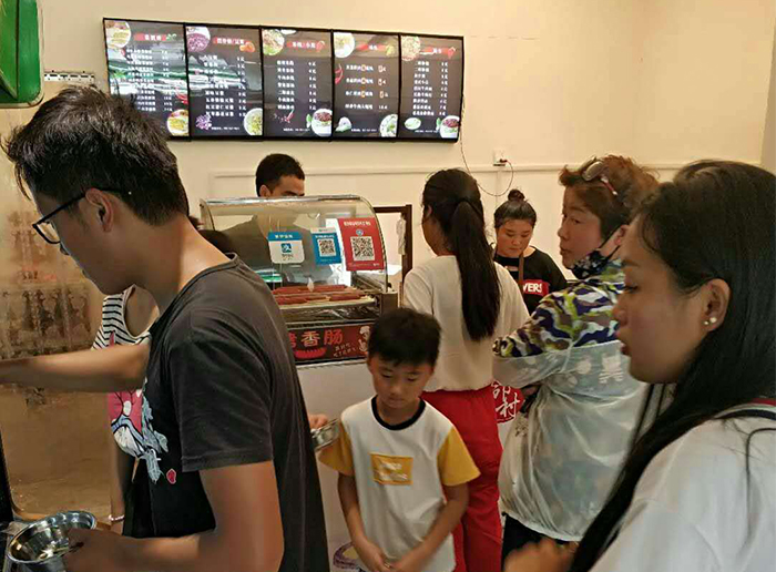 邻村二妮菜煎饼店面火爆.jpg