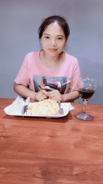 邻村二妮菜煎饼、优雅的吃菜煎饼.gif