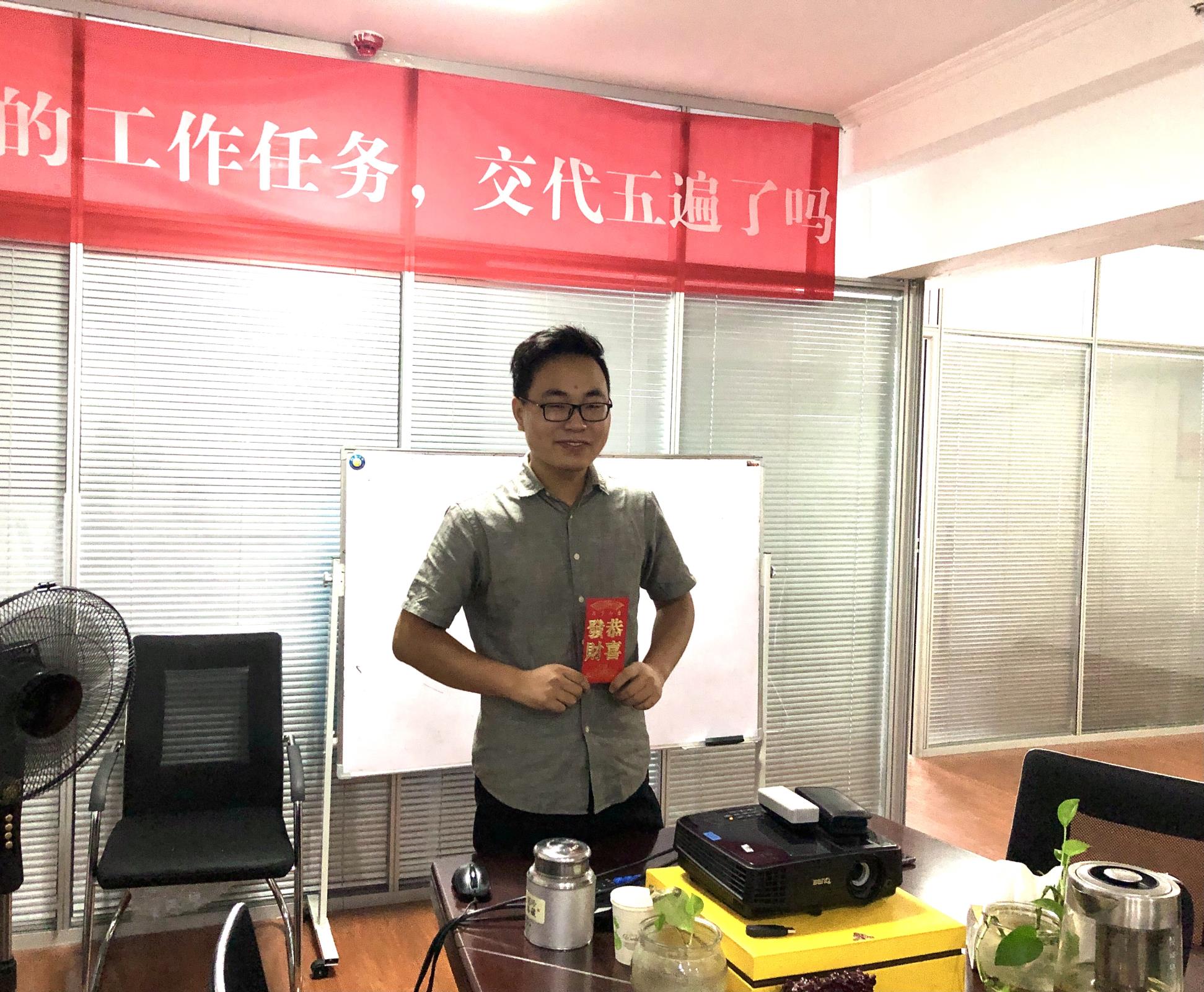 二妮菜煎饼领奖.jpg 二妮菜煎饼领奖.jpg